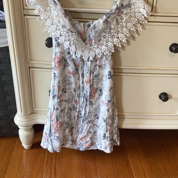 The brand is Abercrombie and fitch size xs in womens - Picture 2 of 4